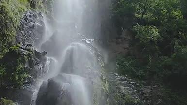 旅行拍摄自然风景雨水瀑布视频的预览图